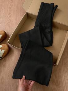 SHEIN Serisse Kids Pantalon en tricot à taille haute évasé simple et unicolore pour préadolescentes, convient pour la maison, l'extérieur, le port casual quotidien. Pantalon à pattes d'éléphant en tricot noir, pantalon à pattes d'éléphant en tricot, pantalon évasé noir en tricot, pantalon à pattes d'éléphant noir en tricot, pantalon en tricot côtelé, pantalon en tricot, pantalon évasé en tricot, pantalon évasé côtelé en tricot. Assortiment mère-fille, look assorti maman-moi pour l'automne/l'hiver. Pantalon noir pour filles - Noir - Voir 3