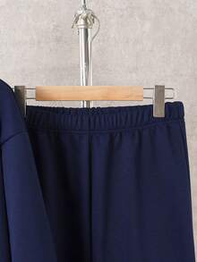 2件套青少年男童休闲字母压纹圆领套头卫衣，二合一设计，纹理面料，白色撞色拼接增添层次感，适合秋冬季日常穿着，可搭配外套。