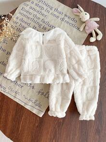 SHEIN Genkimix Kids 2 件女婴碎花领可爱蝴蝶结长袖简约长裤舒适珊瑚绒兔子家居服套装，秋冬