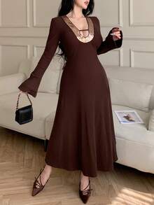 Feyla Gaun Maxi Rajut Bergaris Berpotongan V Dalam Elegan Seksi untuk Wanita, dengan Detail Berlubang, Leher V Dalam, Lengan Mengembang, dan Tambal Sulam Payet, Musim Semi/Gugur - Coffee Brown - View 3