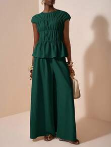 Zivah 2025 年夏季新品音乐节和毕业休闲装，学院风学生日常装，度假海滩日光浴街头装，杏色纹理面料圆领褶饰短袖荷叶边下摆衬衫和阔腿裤两件套 - 墨綠色 - 查看 3