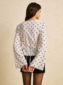 Poéselle Áo cánh dài tay thanh lịch cổ chữ V, cài một hàng khuy, họa tiết chấm bi, ren tương phản dành cho nữ - Đen và trắng - Xem 8