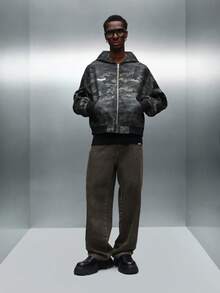 PLAYBOY X SUMWON 迷彩短款连帽夹克，拉链开合，大号徽标印花，适合冬季休闲街头服饰 - 彩色 - 查看 4