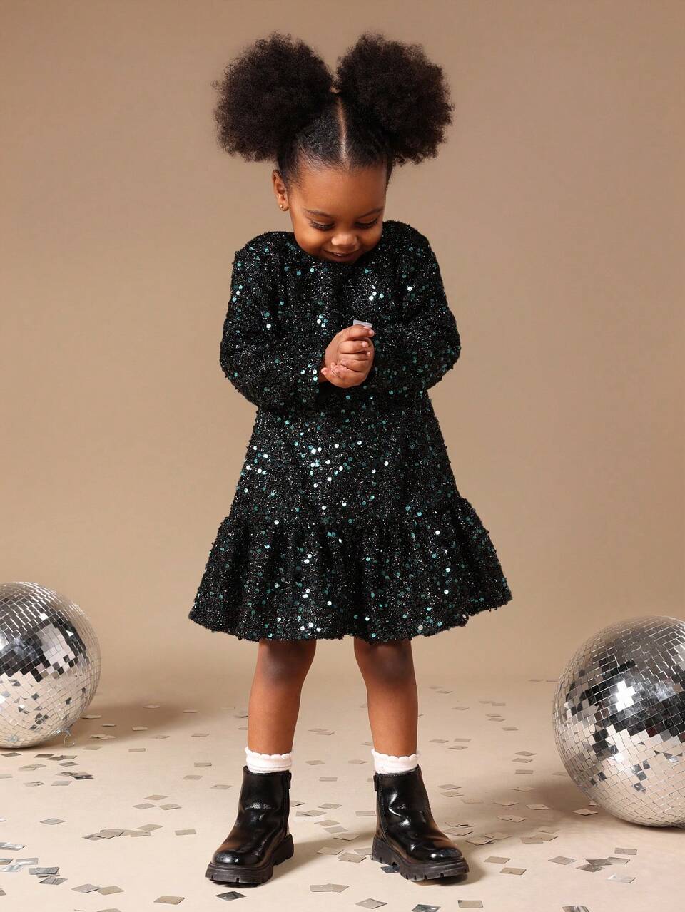 Paillettenbesetztes Kleid mit langen Ärmeln und tiefer Taille