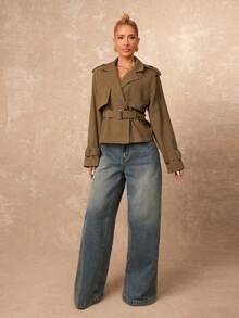 SHEIN Privé VITNOS 方扣腰带收腰修身卡其色短款风衣，秋季新款女式风衣，欧式风格，冬季休闲优雅，时尚秋季单品，适合周末度假、晚宴、秋冬工作场合，舒适易穿，今冬时尚之选，御寒风衣，新年、生日礼物，冬季奢华外套，适合约会、外出、夜生活、婚礼、假日、生日、工作和通勤等各种场合。 - 卡其色 - 查看 5