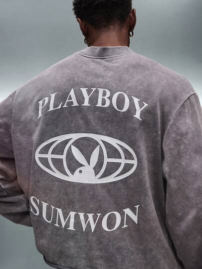 PLAYBOY X SUMWON 短款长袖 T 恤，毛边下摆，兔子标志印花，水洗复古风格街头服饰