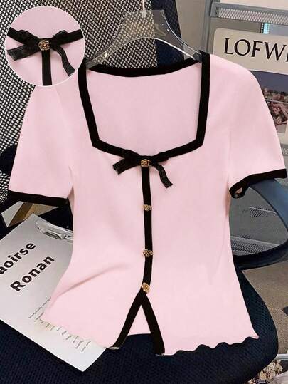 GlowEve CURVE חולצת טי עם שרוולים קצרים, צווארון עגול, מידות גדולות, מעוטרת בכפתורי מתכת ופפיון נצנצים לנשים, מתאימה לחופשת קיץ