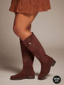 SHUZIA 女式宽筒日常休闲舒适圆头粗跟仿麂皮及膝靴，带金属装饰 - 棕色 - 查看 2