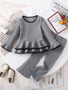 Conjunto de camiseta con volantes de manga acampanada y pantalones con ribete de contraste para niña