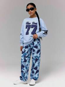 SHEIN Explorewe Tween女孩 2件組街頭風套裝，淺藍色長袖上衣印有「New York」與「77」字樣，迷彩寬腿長褲，返校季秋季穿搭 - 藍色 - 查看 5