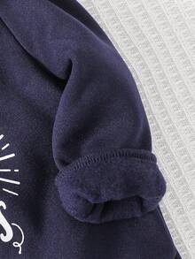 Cozy Pixies 2件套男婴字母印花柔软针织圆领长袖连帽衫和慢跑裤套装 - 藏蓝色 - 查看 6