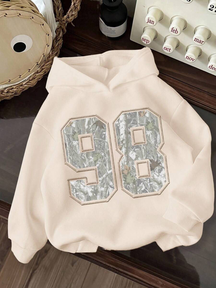 SHEIN Leap Crew 少女休闲连帽加厚卫衣,饰有数字 80、迷彩和枯叶印花,学院风、都市漫步、街头风格,适合秋冬季节穿着。Y2K 棉质青少年尺码卫衣,98 Y2K 风格宽松卫衣。 - 米色 - 查看 1