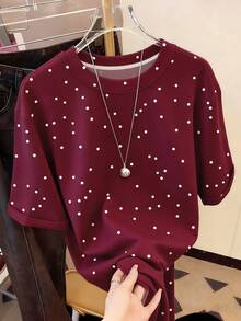 عنابي اللون