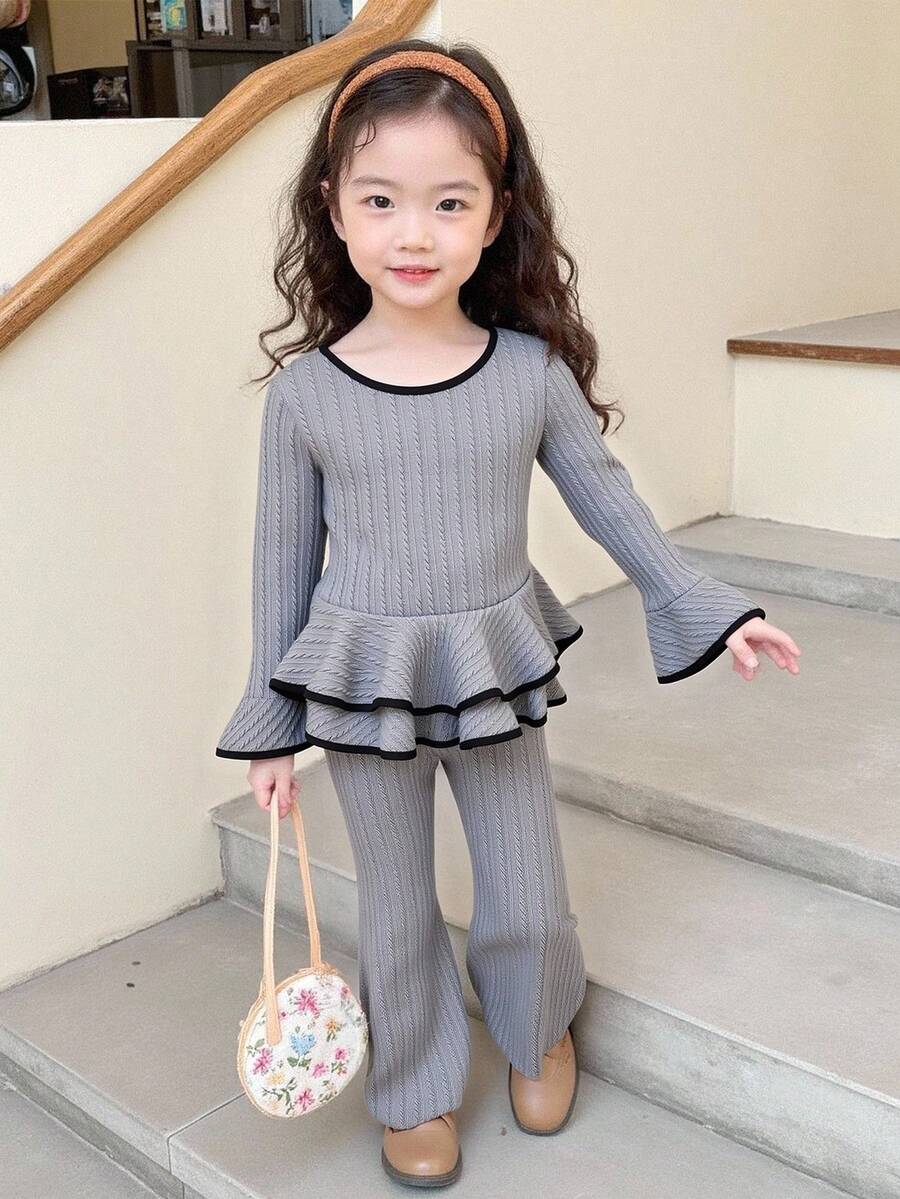 Conjunto de camiseta con volantes de manga acampanada y pantalones con ribete de contraste para niña