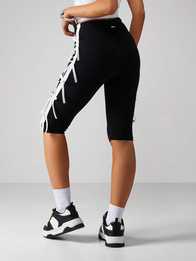Missguided x Playboy Damskie szorty Capri z kokardką, sznurowaniem z boku i nadrukowanym logo