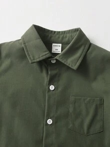 SHEIN 小男孩休闲纯色长袖衬衫，精致小标志装饰，搭配休闲裤，适合日常休闲穿着、旅行、聚会、度假和上学，适合春秋季节的百搭衬衫。 - 軍綠色 - 查看 3