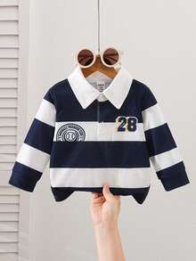 SHEIN 幼儿男童 Polo 衫，半拉链，蓝白数码印花，休闲简约长袖上衣，数码徽章印花设计，时尚百搭服装 - 黑與白 - 查看 1
