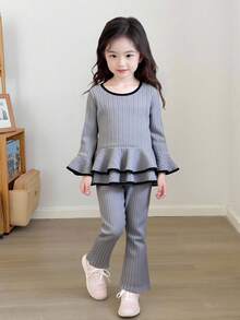 Conjunto de camiseta con volantes de manga acampanada y pantalones con ribete de contraste para niña