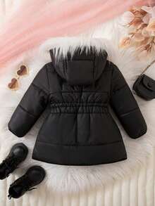 SHEIN 1 Pack Süßer Baby Mädchen Lässig, Einfach, Dick, Mittellanger Schwarzer Gepolsterter Mantel mit Weißem Fellbesatz, Wintermantel, Gesteppter Mantel Geeignet für Geburtstagsfeiern, Abendveranstaltungen, Aufführungen, Hochzeiten, Taufen, Eröffnungszeremonien, Geeignet für den täglichen Gebrauch, Geeignet für Ausflüge, Geeignet für Reisen, Geeignet für Herbst und Winter