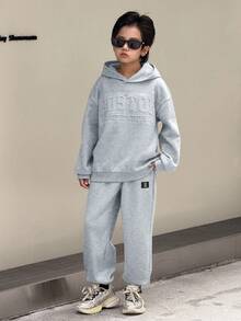 SHEIN 青少年男孩休闲韩版宽松字母图案连帽衫和松紧腰裤套装，适合秋季、春季、户外玩耍、学校、街头风格、派对和休闲、运动服、儿童男孩服装、返校服装 - 淺灰色 - 查看 3