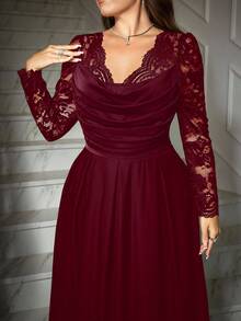 Ellevyn Elegantes Kleid in Große Größen für Frauen mit Kontrast-Spitze, Langarm und plissiertem Design