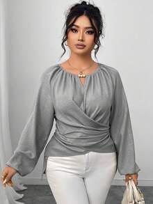 Elenzga Blusa casual de mujer talla grande con cuello de ojo de cerradura, mangas raglán y pliegues en unicolor - Gris - Ver 6