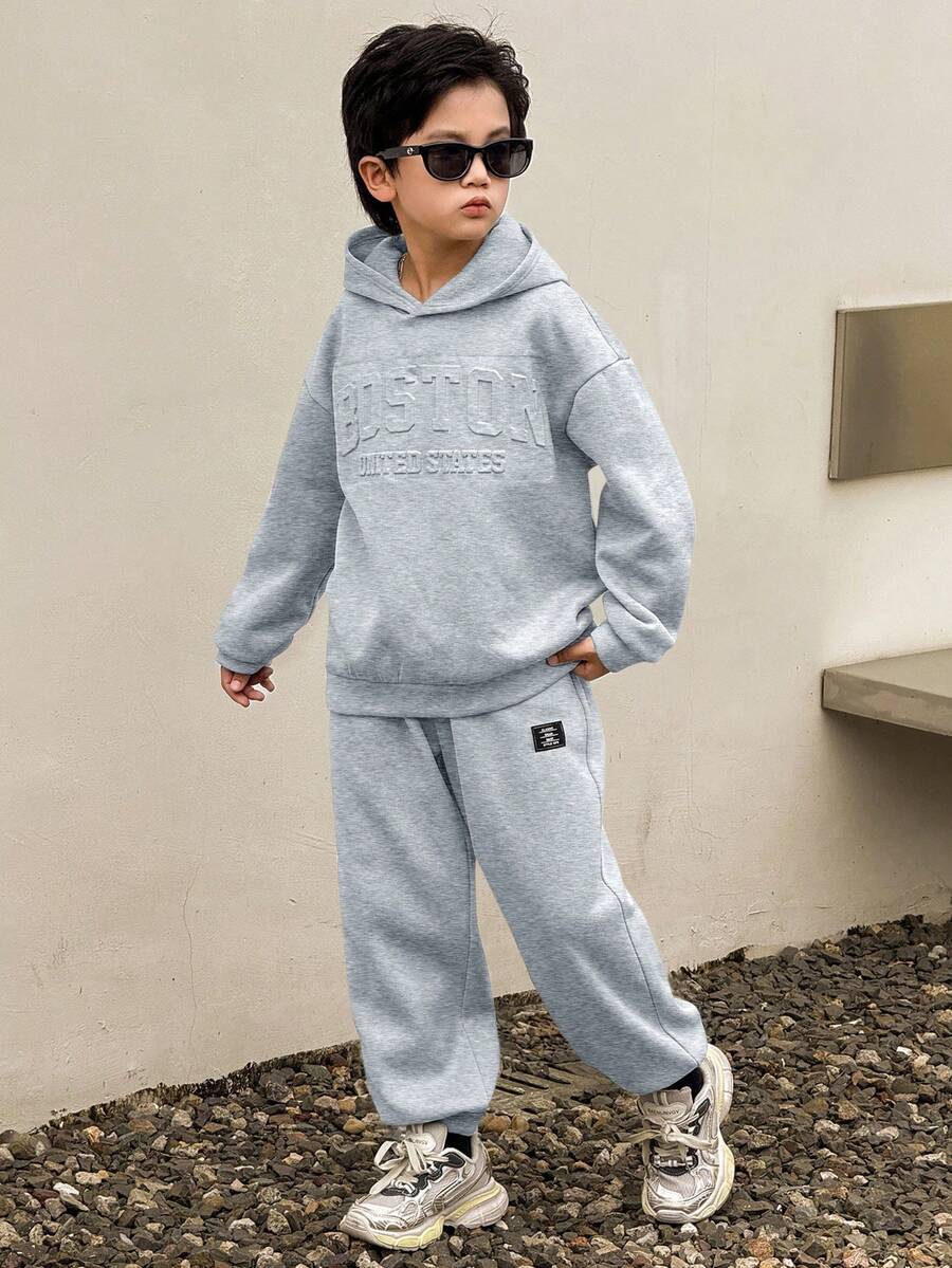 SHEIN 青少年男孩休闲韩版宽松字母图案连帽衫和松紧腰裤套装，适合秋季、春季、户外玩耍、学校、街头风格、派对和休闲、运动服、儿童男孩服装、返校服装 - 淺灰色 - 查看 1