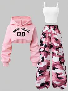 SHEIN مجموعة مكونة من 3 قطع: هوديي مقصوص مطبوع عليه اسم المدينة، توب كاميسول بسيط، وبنطلون جينز واسع مشوه، طراز كاجوال عصري مناسب للخروجات والعطلات والأوقات الحرة