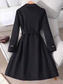 优雅贴身通勤百搭经典卡其色翻领袖口双排扣系腰风衣，适合少女