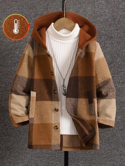 SHEIN 这款男童时尚单件外套采用梭织粗花呢大格子拼接针织抓绒连帽卫衣外套设计，简约优雅的纽扣款式，穿着舒适，可搭配牛仔裤或休闲裤，适合秋冬季日常穿着、上学、旅行等场合。