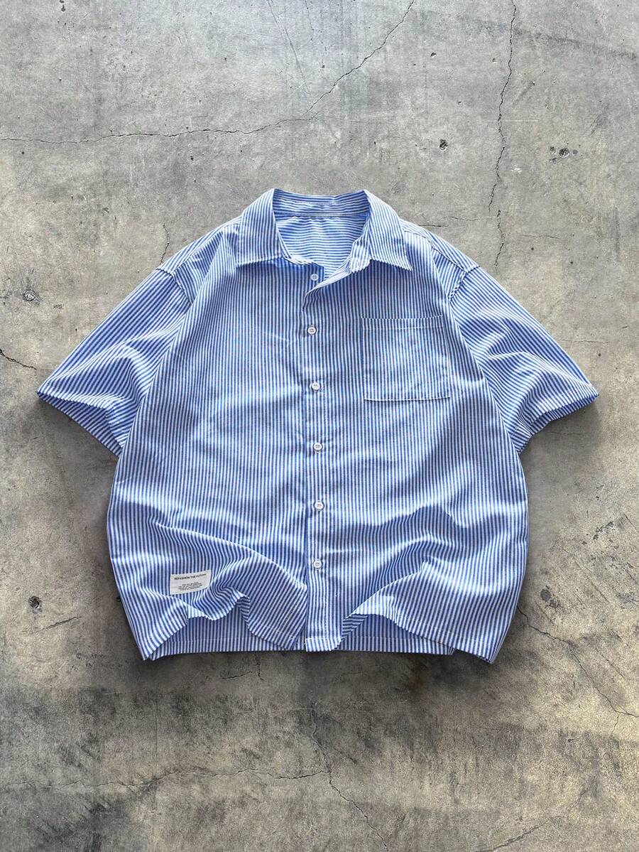 AXEPEAK Camisa Azul Soltinha de Manga Curta Casual, Trama Simples e Abotoamento Único com Remendo de Letra para Homens - Azul Marinho - Visão 1