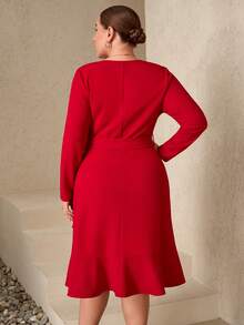 Chikora 大码简约红色荷叶边及膝长袖连衣裙，适合职场、圣诞节、女士圣诞装扮、圣诞连衣裙、圣诞派对礼服、新年连衣裙、新年服装、新年套装、除夕礼服、感恩节连衣裙、毕业典礼礼服、毕业典礼嘉宾礼服、奢华女士长袍、红色连衣裙、红色裙子、优雅红色圣诞连衣裙、巴巴多斯荷叶边连衣裙等场合。 - 紅色 - 查看 2