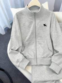 GlowEve CURVE 2 件大码女式休闲运动学院风运动服套装，带马标志，适合返校季、秋冬季，高领夹克 + 休闲裤 - 灰色 - 查看 3