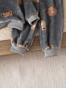 SHEIN 2 件套男婴幼儿新生儿 0-3 岁休闲日常服装可爱毛绒法兰绒熊圆领长袖运动衫和裤子套装，秋冬 - 灰色 - 查看 3