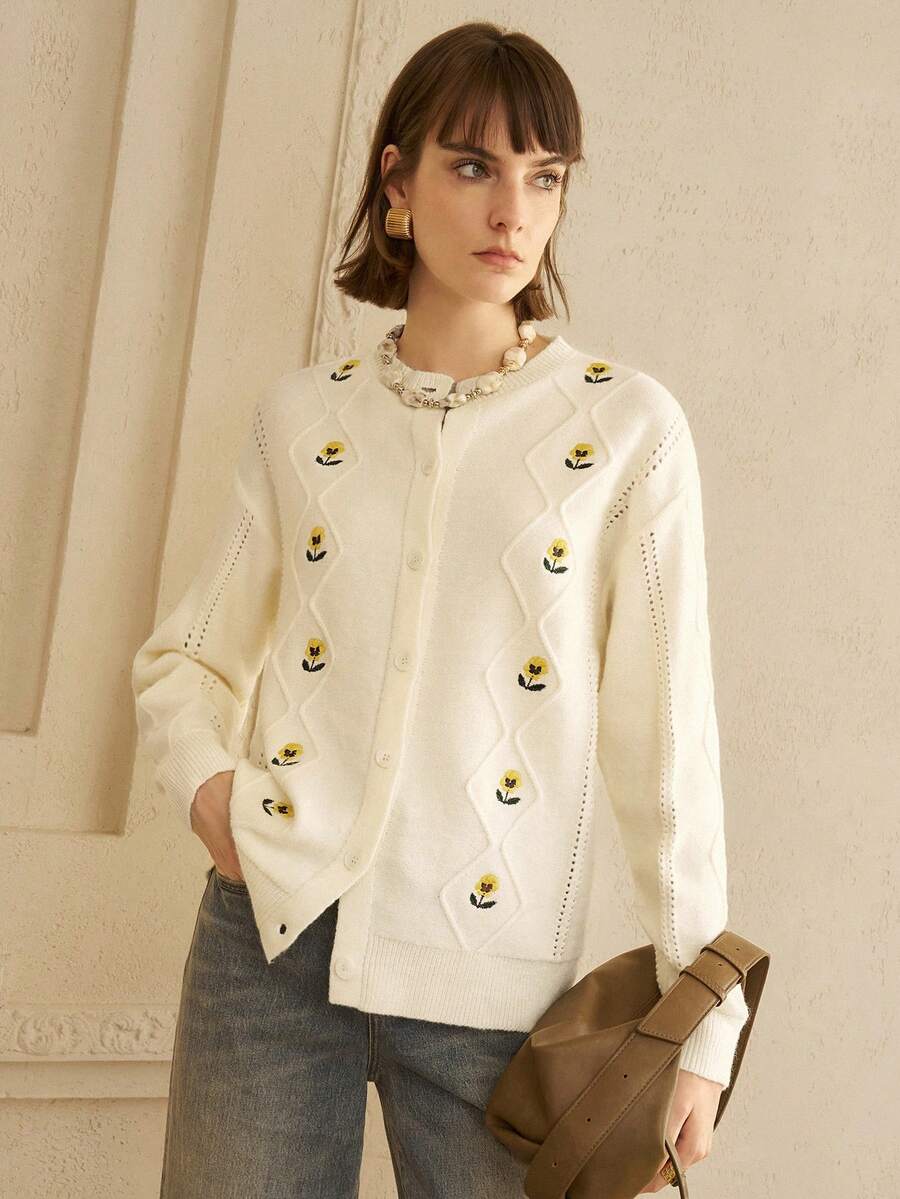 SHEIN LUNE 女款寬鬆針織開襟衫,扭繩飾邊與鏤空雛菊刺繡,適合休閒日常穿著,冬季白色毛衣 - 米色 - 查看 1