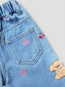 SHEIN Playful Pals 秋冬新款女婴阔腿牛仔裤。可爱爱心刺绣直筒牛仔裤，复古做旧黑色，黑灰色Y2K学院风街头休闲可爱复古风，刺绣爱心图案 - 中等水洗藍 - 查看 4