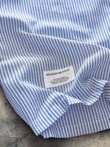 AXEPEAK Camisa Azul Soltinha de Manga Curta Casual, Trama Simples e Abotoamento Único com Remendo de Letra para Homens - Azul Marinho - Visão 5