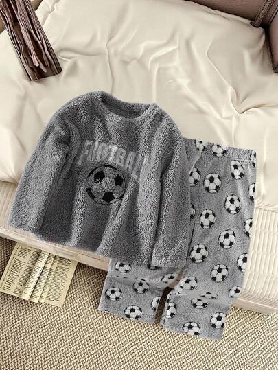 Conjunto de ropa de dormir cómoda y holgada para niño, con una camiseta de cuello redondo de tela esponjosa con gran bordado de fútbol y pantalones esponjosos con estampado de fútbol en toda la prenda, conjunto de pijama casual para estar en casa.