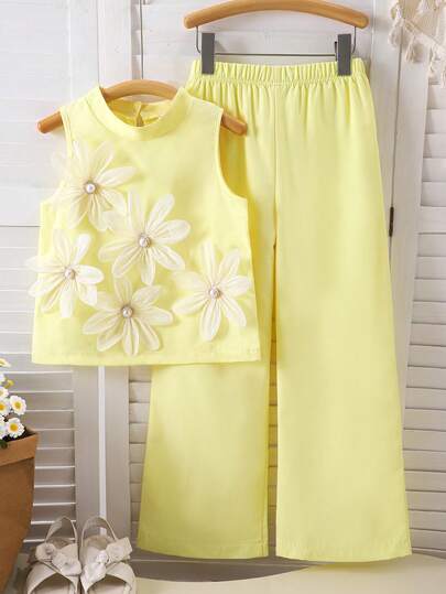 SHEIN 2 قطعة ملابس علوية لوحة الورود بدون أكمام صفراء متناسقة مع سروال مرن عادي، طقم موضة للربيع/الصيف