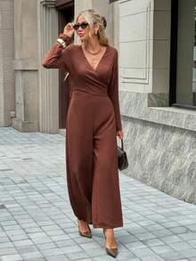 SHEIN Frenchy 2025新款棕色连体裤，优雅百搭，纯色交叉V领长袖阔腿休闲连体裤，适合办公室通勤、工作、街头穿着，也适合派对、婚礼、毕业典礼等场合，经典别致的复古风格，四季皆宜，亦可作为感恩节、新年、秋季、派对、万圣节、圣诞节、节日活动的波西米亚风连体裤或节日服装。 - 棕色 - 查看 2