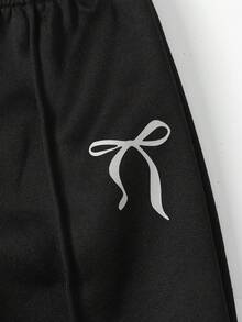 SHEIN Genkimix Kids 两件套女童返校休闲简约卫衣套装。正面饰有黑色铆钉蝴蝶结，灰色罗纹袖口、领口和下摆。灰色纯色针织圆领长袖卫衣搭配灰色蝴蝶结印花黑色针织长裤。适合秋冬季返校季，可爱简约的韩版风格，日常穿着、上学、旅行、聚会、圣诞节等场合皆宜。 - 彩色 - 查看 5