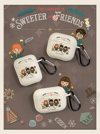 HARRY POTTER X SHEIN Estuche inalámbrico para auriculares de color beige suave y con escarcha, impreso con personajes del Mundo Mágico (Harry, Ron, Hermione) y el texto "LA TEMPORADtalla grandeS MÁS DULCE CON AMIGOS", viene con un gancho negro - Ideal para los fans del Mundo Mágico en la vida diaria. Compatible con auriculares inalámbricos, compatible con el estuche de los auriculares inalámbricos Pro 3, compatible con el estuche de los auriculares inalámbricos 4