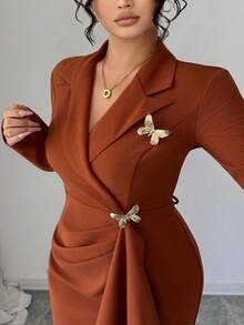 Elenzga Vestido marrón con textura gruesa, cuello en V cruzado, hebilla metálica con diseño de mariposa, bajo asimétrico, abertura alta, mangas largas, ajuste entaajustadobodycon, elegante y versátil para oficina/casual, talla grande - Marrón - Ver 6