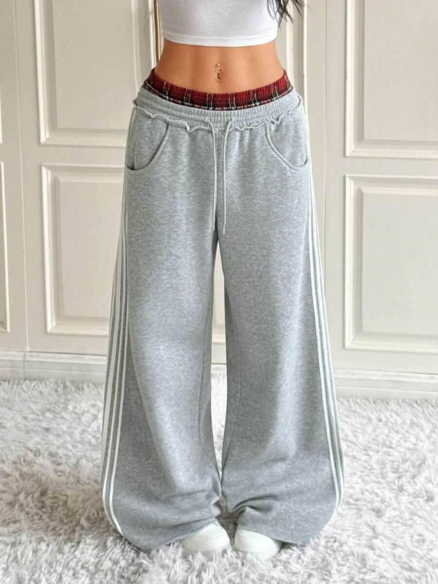SHEIN EZwear Women's Wide-Leg Sweatpants With Red Plaid And Gray Knitwear At The Waist, Featuring Contrasting Stripes And Plaid Patchwork, And A Gray Thermal Lined Suitable For Winter Warmth.