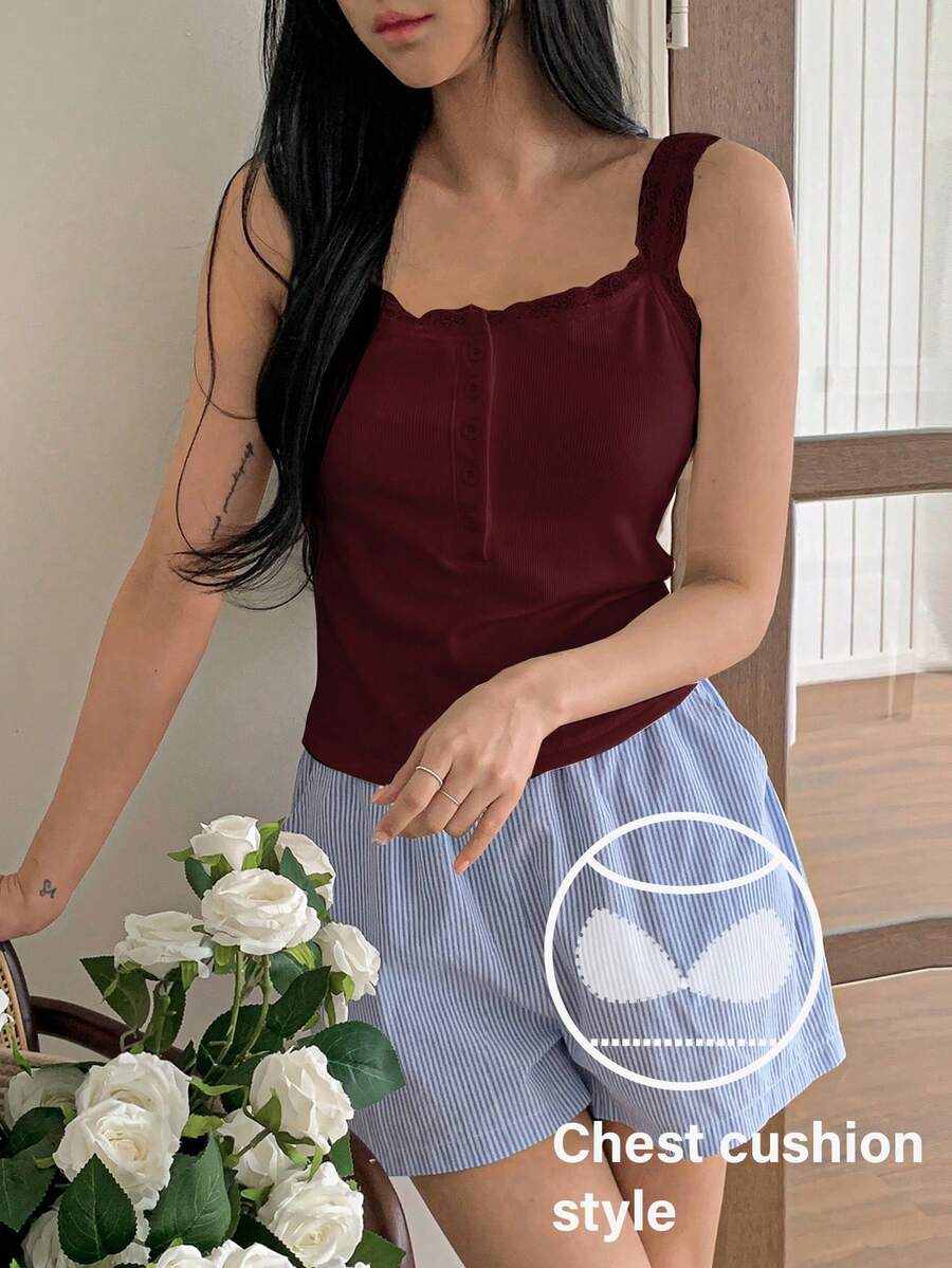 DAZY 2件套海岛度假风格蕾丝边加厚吊带背心和条纹短裤睡衣套装女士 - 酒紅色 - 查看 1