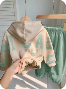 SHEIN 2 件套男婴可爱百搭字母图案连帽衫 + 绿色裤子套装，男女通用婴儿服装，婴儿冬装