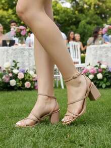 sandalia de tacón cuadrado 6 cm con pulsera ajustable, sandalia elegante con tiras finas y cierre de hebilla, sandalia femenina de tacón medio cómodo, sandalia moderna para eventos y oficina, sandalia de vestir con diseño minimalista, sandalia con plataforma baja y soporte estable, calzado de dama con tacón grueso de 6 cm, sandalia casual elegante para ocasiones especiales, sandalia versátil con correas delgadas - Beis - Ver 3