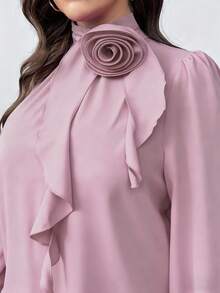 SHEIN Blusa elegante da donna taglie forti con colletto arricciato decorato con fiori 3D, adatta per l'autunno, il Capodanno e San Valentino - Viola - Visualizzare 4
