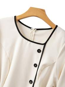 GlowEve CURVE Vestido Elegante de Manga Longa com Gola Redonda, Contraste Preto e Branco, para Uso no Escritório, Plus Size para Mulheres - Preto e Branco - Visão 3