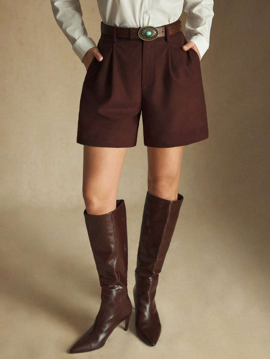 BizChic 2025 Automne/Hiver Nouveaux shorts femme vintage bordeaux avec poches latérales et taille plissée. Chic rétro, élégant et moderne pour le bureau, les déplacements quotidiens, les fêtes de Noël, du Nouvel An, d'Action de grâce, les plages, les remises de diplômes. Mode polyvalente et romantique, convient pour les invités de mariage, les hôtes, les rendez-vous, les fêtes, les concerts, les brunchs, les aéroports et de multiples occasions.